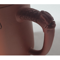 Mooi bewerkt Yixing trekpotje, gemerkt